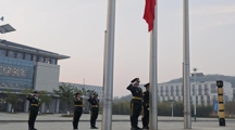 擎旗奋进新征程，建院学子向未来——女同网站
师生参加升旗仪式